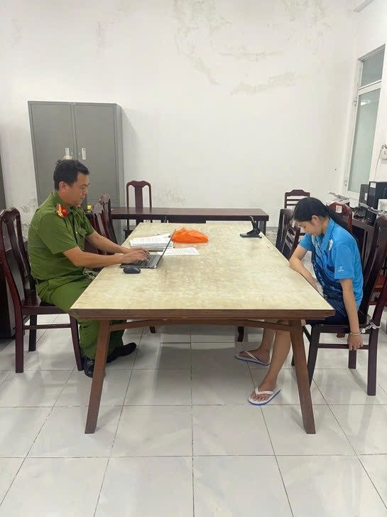 Một chủ cửa hàng kinh doanh đã chủ động đến cơ quan khai báo giao dịch chuyển khoản 16 triệu đồng, công an TP Cần Thơ lập tức vào cuộc điều tra