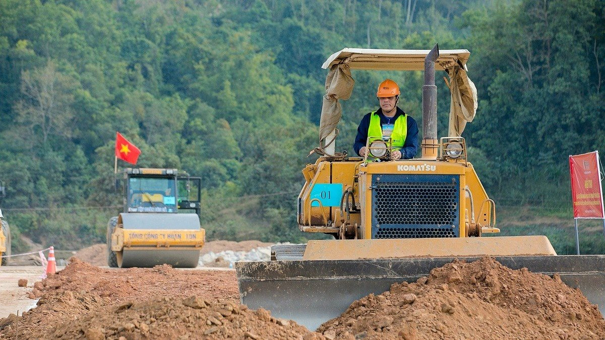 Tập đoàn xây dựng nổi tiếng Việt Nam chi hàng trăm triệu thưởng cho công nhân lái xe ben, vận hành máy ủi… xuất sắc, tổ chức 'tranh tài' tại dự án 11.808 tỷ đồng