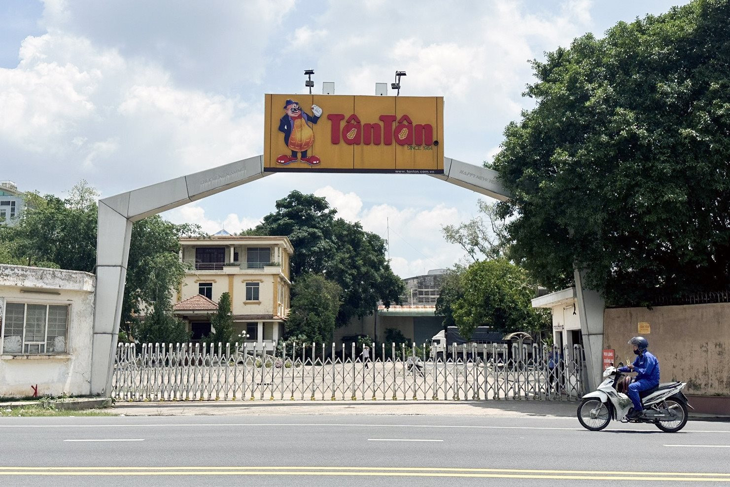 'Món ăn tuổi thơ' đậu phộng Tân Tân nợ thuế hơn 66 tỷ đồng