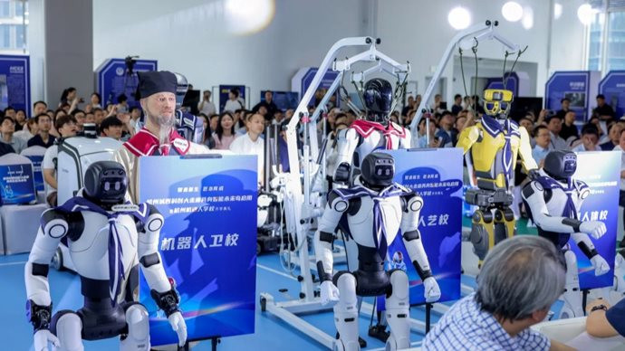 Phát hiện láng giềng Việt Nam cho hàng chục robot đi học như con người: Hơn 2 tháng sau, điều đặc biệt xảy ra