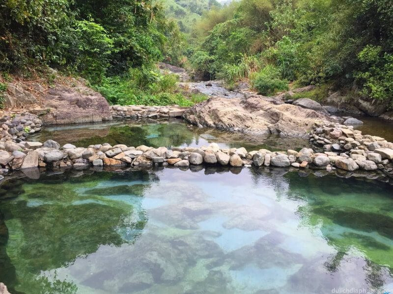 Việt Nam có dòng nước tự nhiên ấm nóng ~70 độ C quanh năm, được phát hiện cách đây 1 thế kỷ: Mạch ngầm ở độ sâu 150 m, nay liên quan đến khu nghỉ của tỷ phú Phạm Nhật Vượng