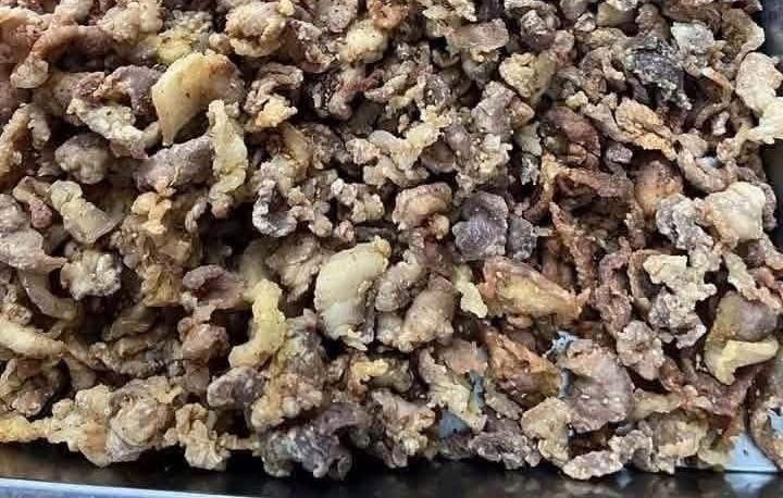 Bất ngờ: 1 người đàn ông xuất hiện ở cả 2 vụ lùm xùm suất ăn bán trú tóp mỡ và 300 tấn thịt lợn bẩn ở Hà Nội cách đây 6 tháng