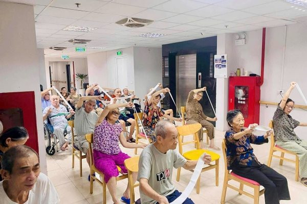 Sáng đưa đi, tối đón về với 200 nghìn đồng/ngày: Dịch vụ bán trú người già xuất hiện ngay giữa đại đô thị tỷ đô của ông Phạm Nhật Vượng