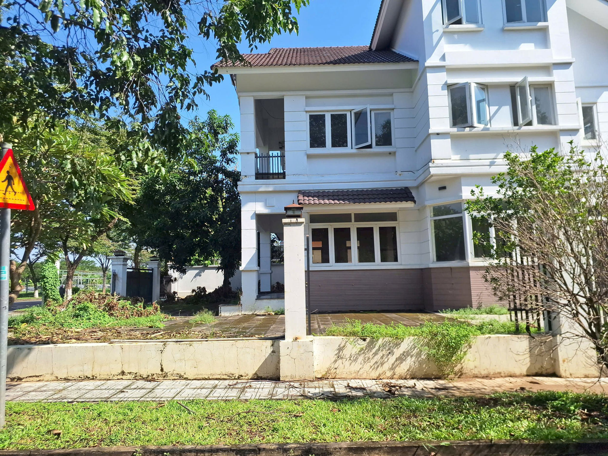 Hoang phí khó tin: Loạt nhà phố giá chục tỷ đồng nhưng không có ai đến ở