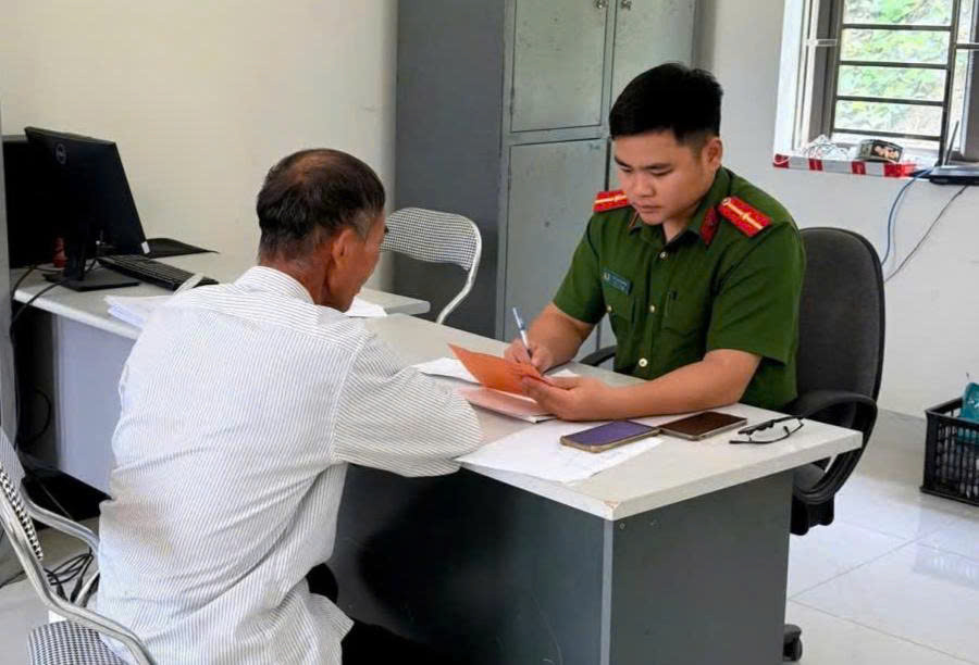 Vừa nhận cuộc gọi báo kiểm tra toàn bộ tiền tiết kiệm 120 triệu đồng, người đàn ông lập tức có mặt tại đồn công an ở Thái Nguyên để làm việc