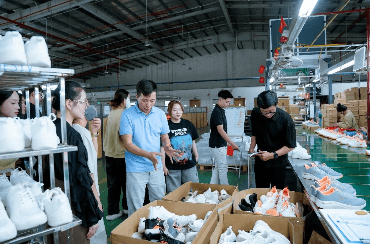 Giày dép Việt tìm đường ra quốc tế: Doanh nhân trực tiếp mang sản phẩm đi bán, nhắm chuỗi cung ứng gia công cho các “ông lớn”