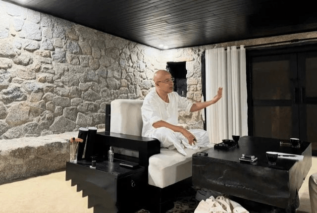 Ông Đặng Lê Nguyên Vũ có căn nhà hang đá kỳ lạ giữa trang trại 600ha: Cửa tròn màu đen, không tivi, không wifi, ở ẩn tại đây suốt 10 năm