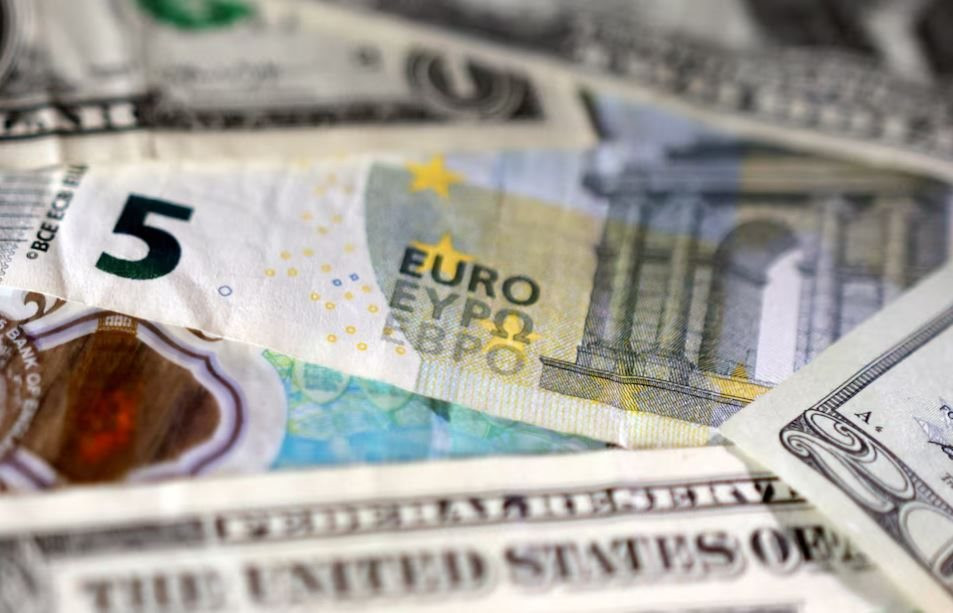 Euro lao dốc, USD tiến gần đỉnh 18 tháng: Vì sao châu Âu đang tiếp sức cho đồng bạc xanh?