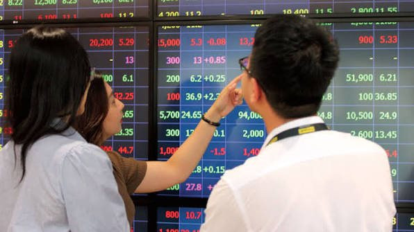 Ngược dòng thị trường, cổ phiếu dầu khí và phân bón bứt phá khi VN-Index mất mốc 1.740 điểm