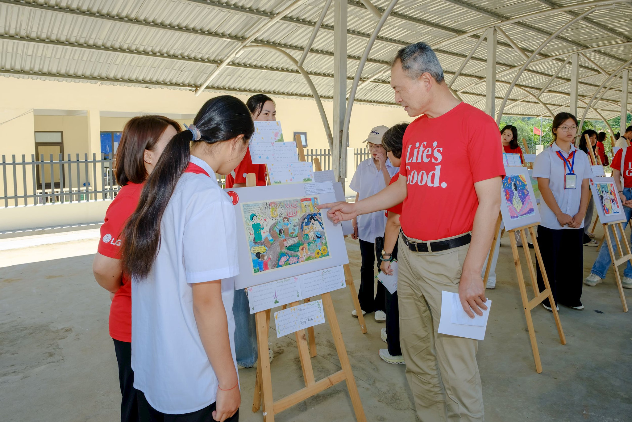 cac-em-hoc-sinh-tham-gia-cuoc-thi-ve-chap-canh-uoc-mo-do-lg-phoi-hop-cung-nha-truong-to-chuc-qua-do-bay-to-goc-nhin-va-nguyen-vong-tuong-lai-bang-sac-mau-hoi-hoa.jpg