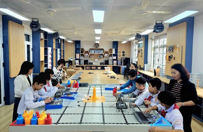 Phụ huynh học sinh chú ý, Bộ Giáo dục khẳng định: Không bắt buộc phòng STEM riêng, không mua sắm thiết bị đồng loạt