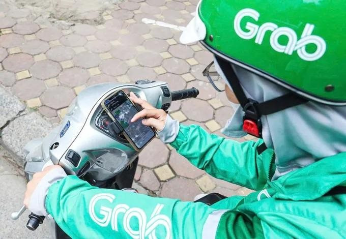 Đi làm 12 tiếng, tốn đến 70.000 đồng tiền xăng mỗi ngày, trả 130.000 đồng tiền dầu mỗi tuần, nữ tài xế Grab vỡ ra nhiều chuyện