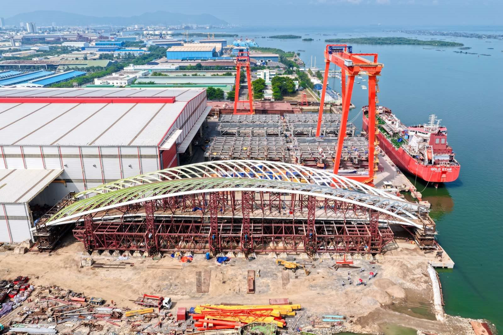‘Siêu sà lan’ đã neo đậu gần nhà máy của Tập đoàn Đại Dũng, chuẩn bị lai dắt khối cầu đi bộ nặng 3.000 tấn qua sông Sài Gòn