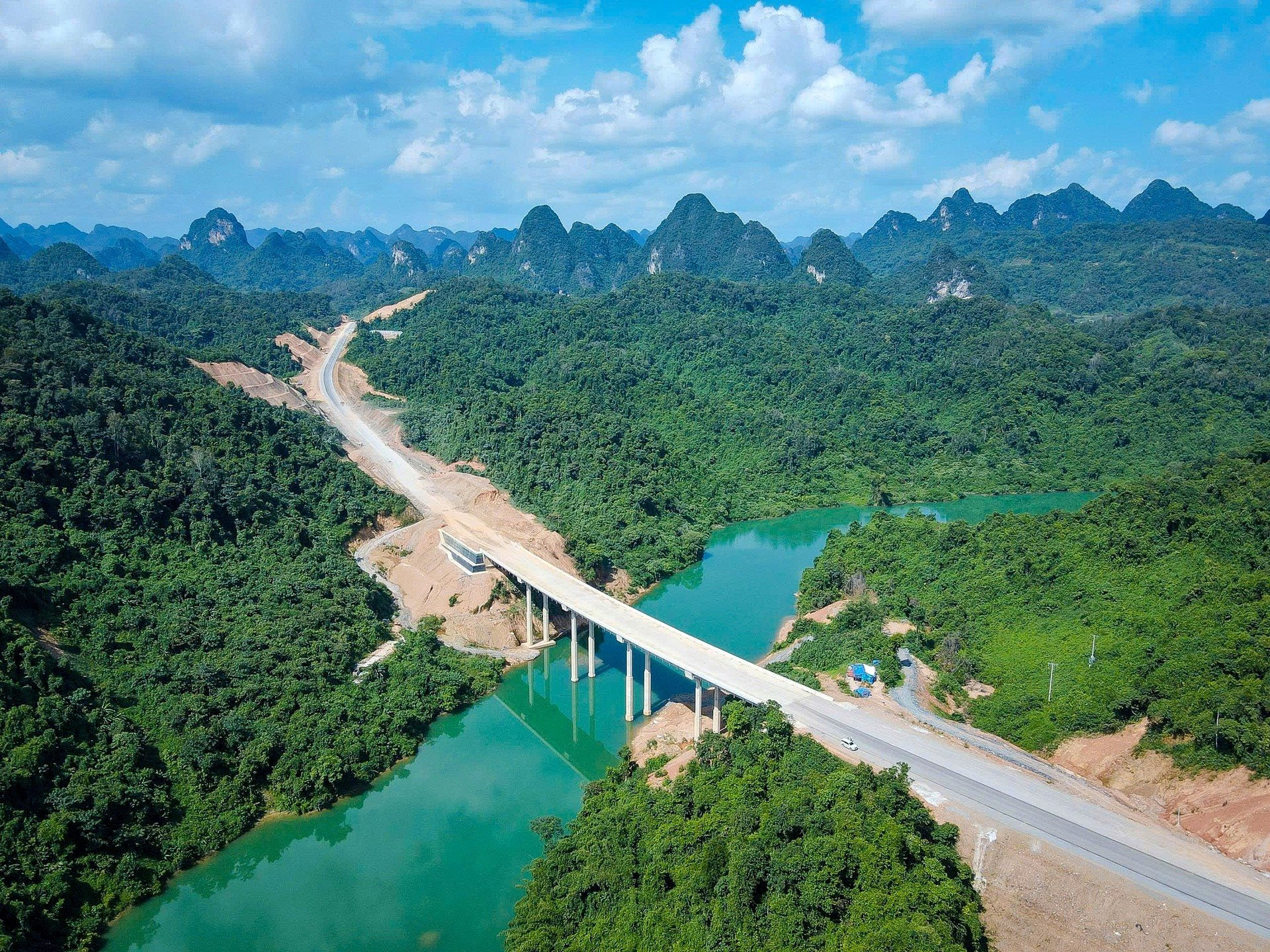 Đầu tư, thi công, quản lý vận hành 64km hầm cầu, 845km cao tốc và quốc lộ, 7 cầu cấp đặc biệt... Đèo Cả lãi 564 tỷ đồng sau 9 tháng