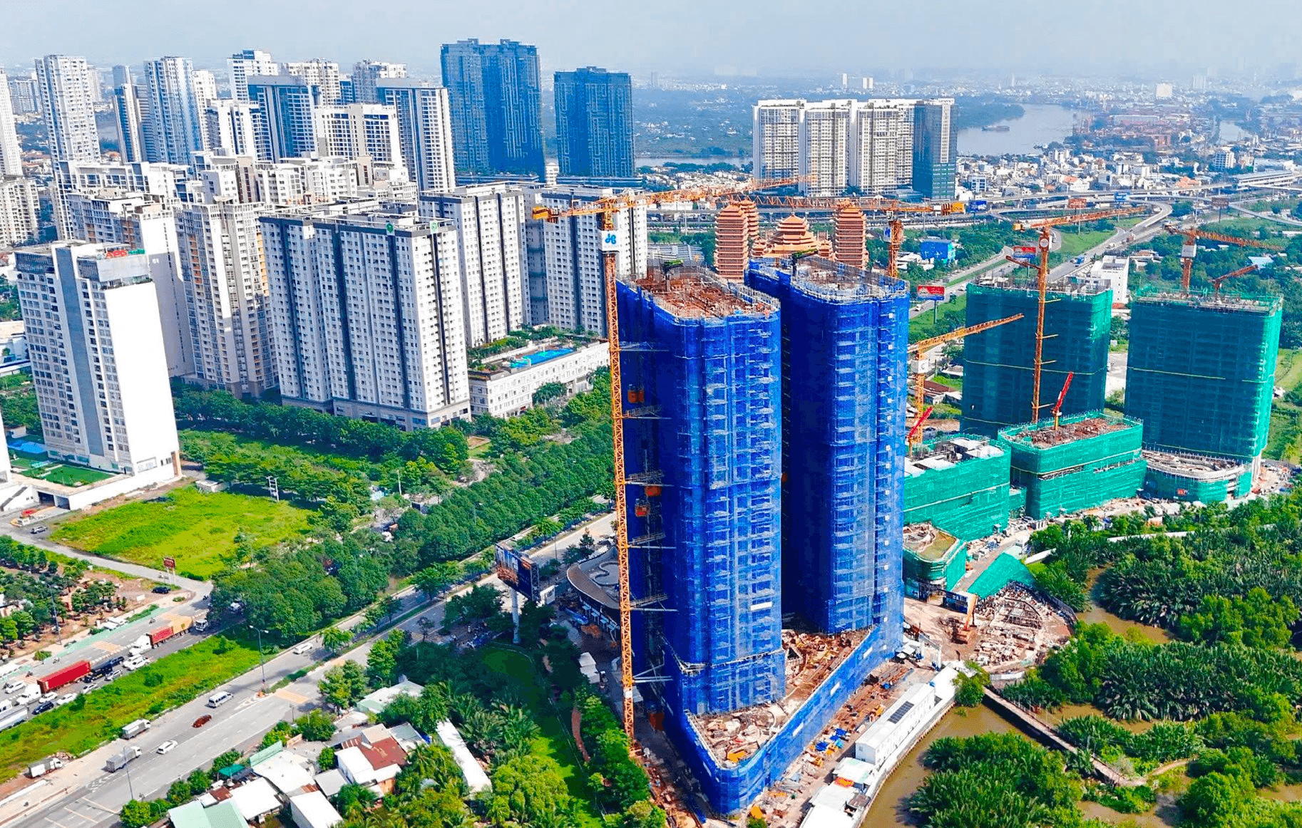 Bất động sản TP.HCM: Nguồn cung tăng, giá nhà vẫn neo cao vượt khả năng chi trả