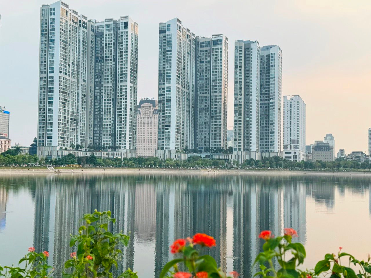 Nghịch lý căn hộ Hà Nội: Thu nhập người dân tăng 9%/năm nhưng giá căn hộ sơ cấp tăng tới 25%/năm
