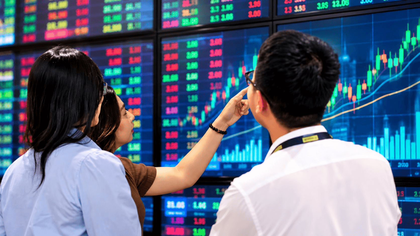 Cổ phiếu chứng khoán bật tăng mạnh trong ngày VN-Index giảm điểm phiên thứ 7 liên tiếp