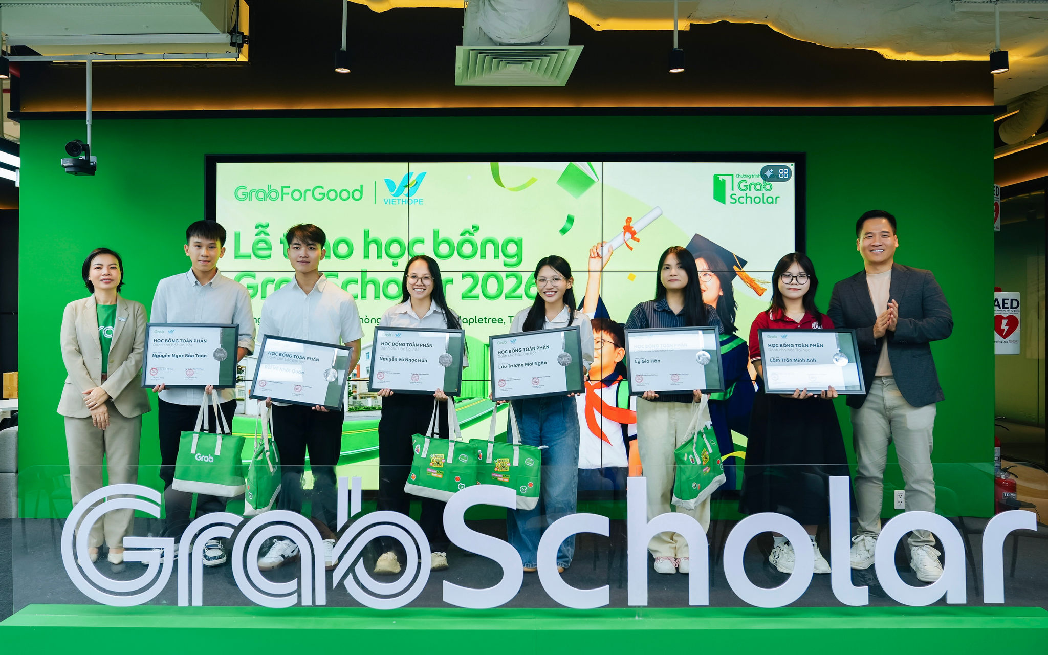 6-tan-sinh-vien-nhan-hoc-bong-toan-phan-tu-grabscholar.jpeg