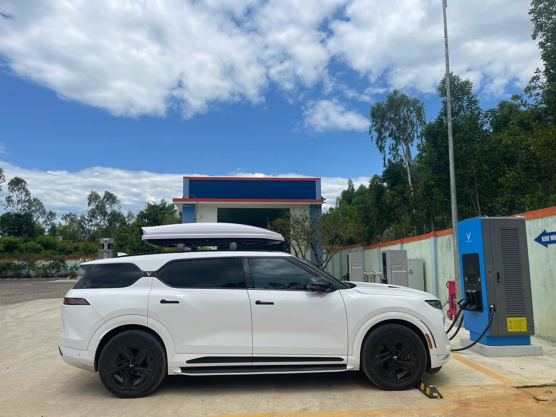 Chủ xe điện VinFast mở rộng “bản đồ xê dịch” nhờ hệ thống trạm sạc từ phố thị tới vùng cao
