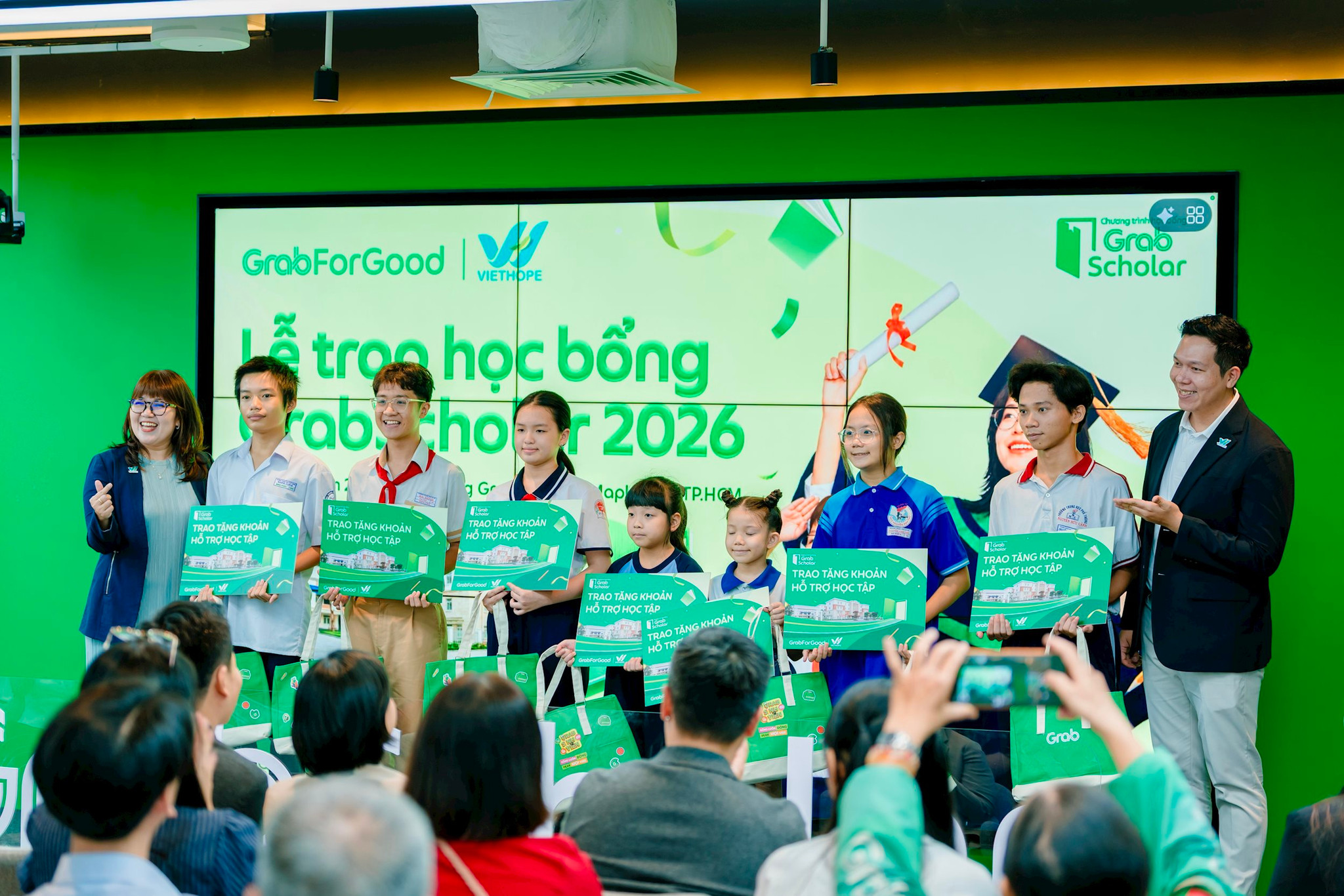 Grab trao 300 suất học bổng và hỗ trợ học tập cho học sinh sinh viên
