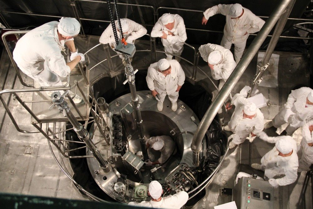akademik-lomonosov-reactor-loading.jpg