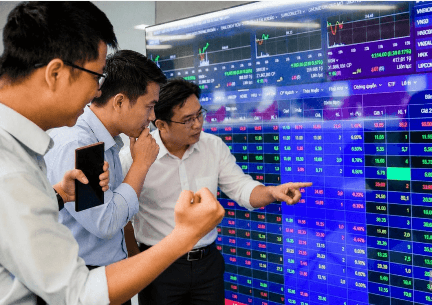 Chứng khoán tuần qua: Cổ phiếu họ Vin và ngân hàng đồng loạt dẫn sóng, VN-Index hồi phục gần 70 điểm