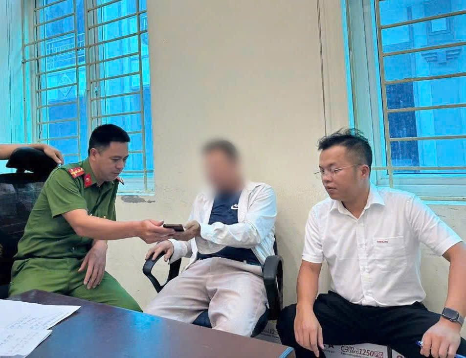 Ông N.V.T đến Agribank thực hiện giao dịch 100 triệu đồng, nhân viên ngân hàng kiểm tra rồi lập tức báo Công an
