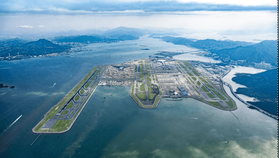 Một sân bay mở đường băng mới ngay trên biển, diện tích tương đương 900 sân bóng đá: Xi măng được bơm xuống đáy biển để tạo 360.000 cột chống, tiêu tốn gần 500.000 tỷ đồng