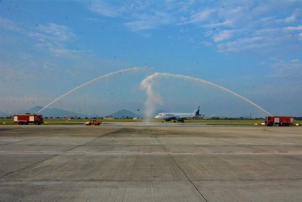 Ngày 26/10, sân bay Nội Bài thực hiện nghi thức phun vòi rồng đón 1 chuyến bay lạ hạ cánh