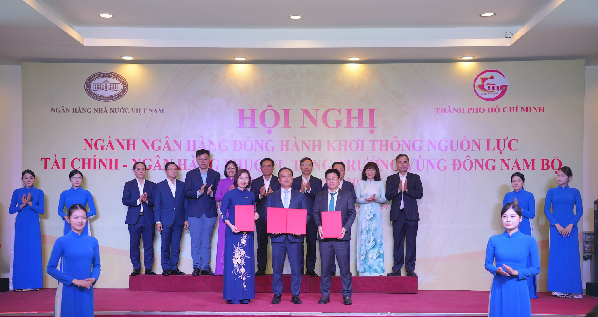 anh-tap-the-hoi-nghi-1.jpg