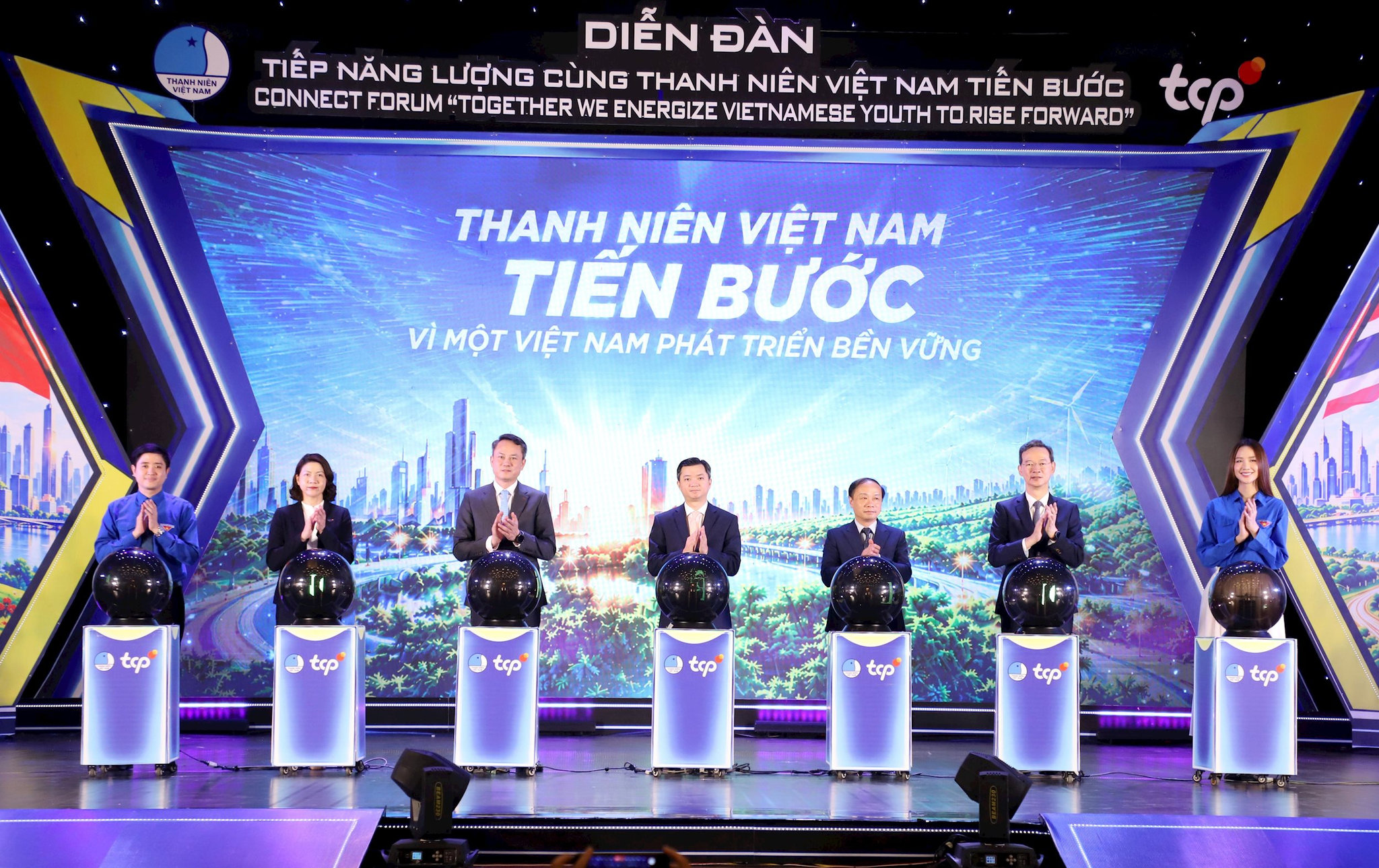 Tiếp năng lượng cùng thanh niên Việt Nam tiến bước