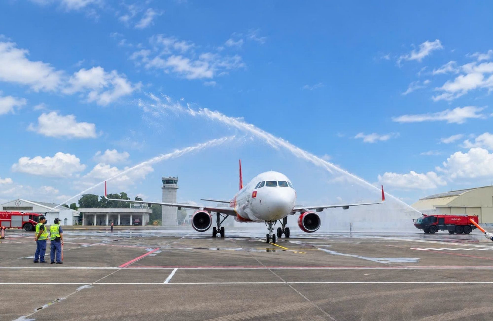 Đúng 25/10, một máy bay của Vietjet được chào đón bằng nghi thức phun vòi rồng tại sân bay Đài Nam (Đài Loan, Trung Quốc)