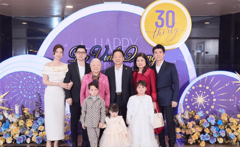 Việt Nam có gia đình doanh nhân giàu có với 2 con trai đều là thạc sĩ Anh Quốc: Anh sinh năm 1989 là Phó Chủ tịch Hội đồng quản trị ngân hàng, em sinh năm 1995 làm Chủ tịch hãng hàng không