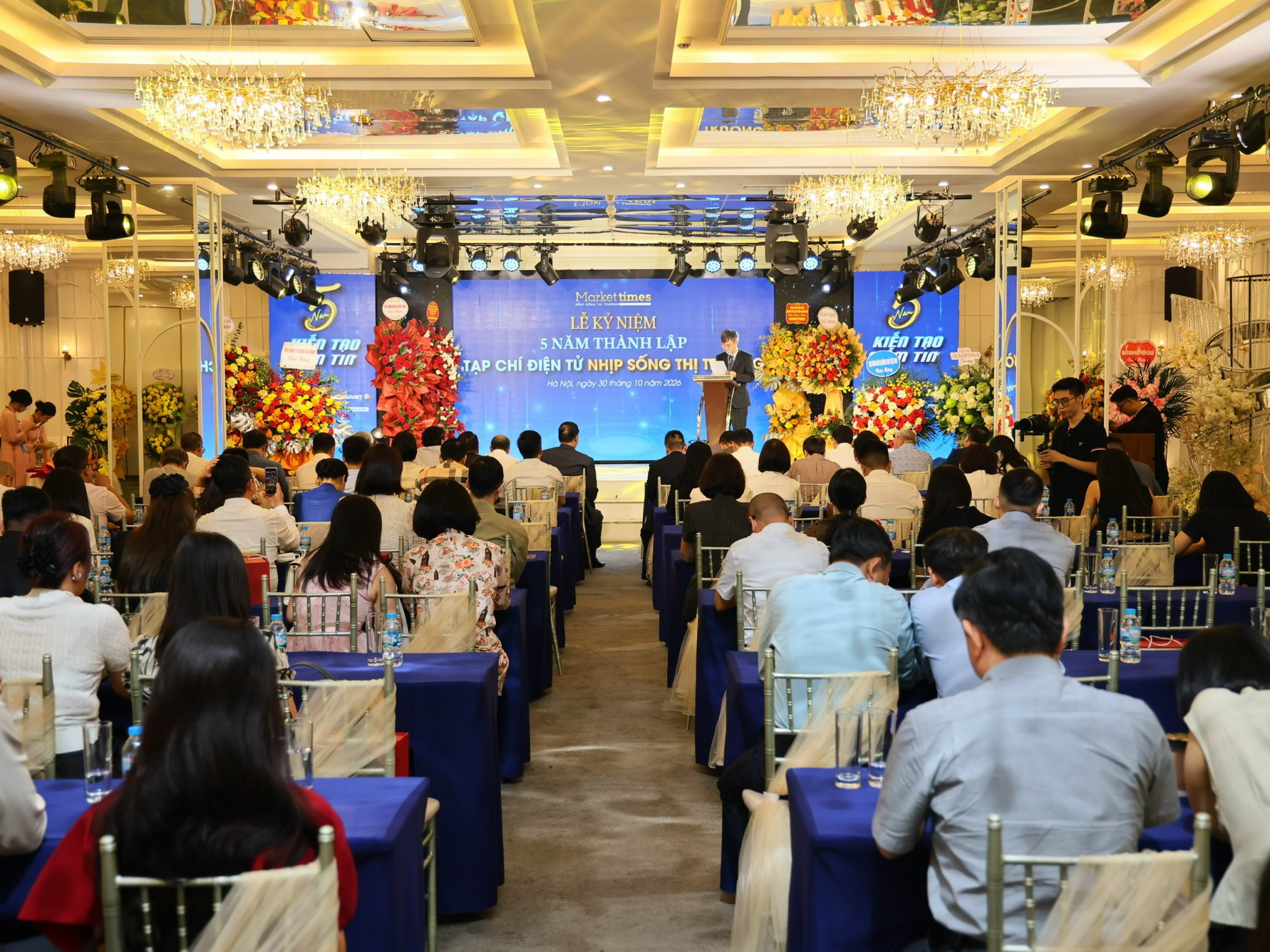 toan-canh-5-nam.jpg