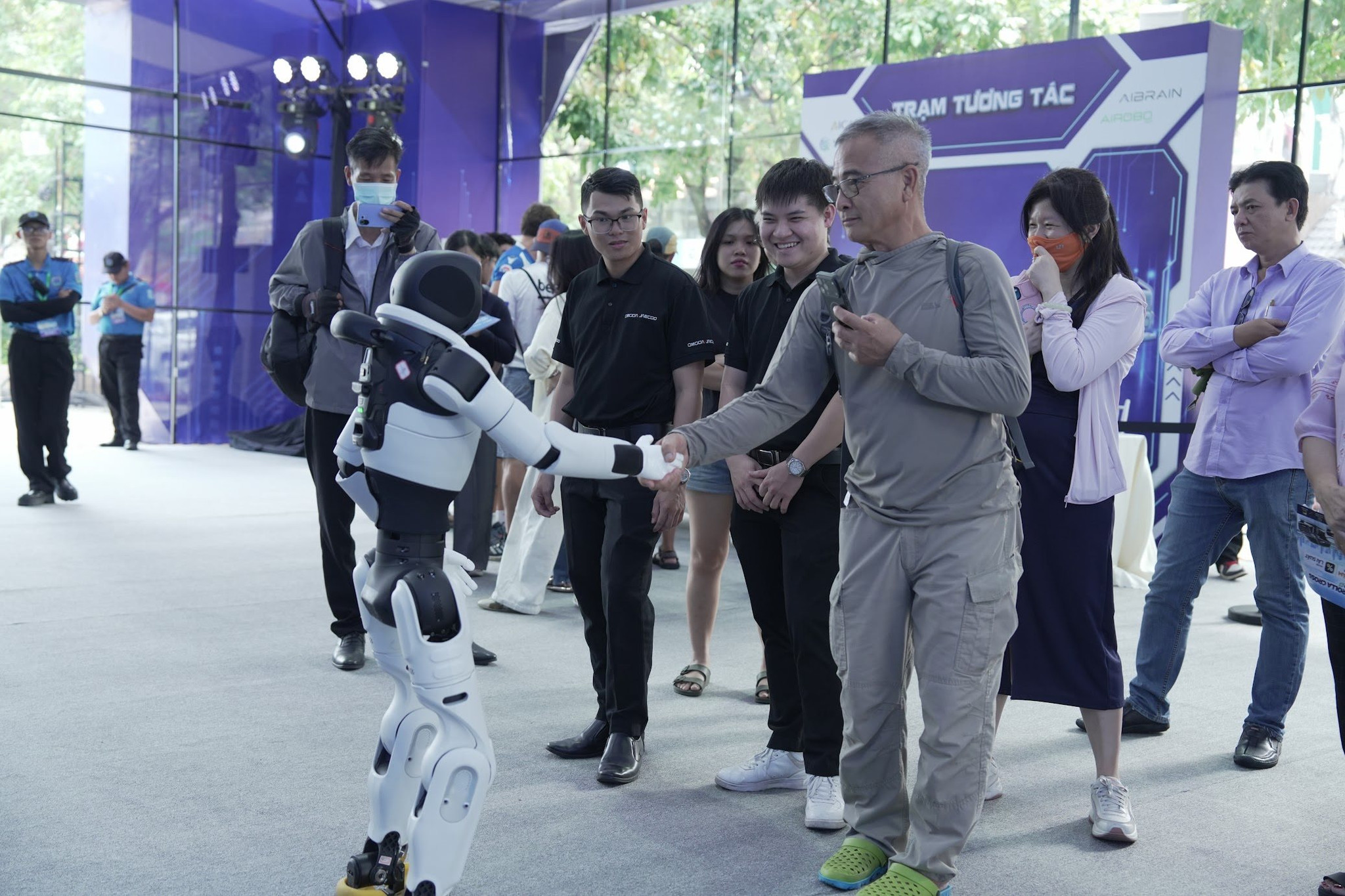 nguoi-dan-hao-hung-voi-robot.jpg