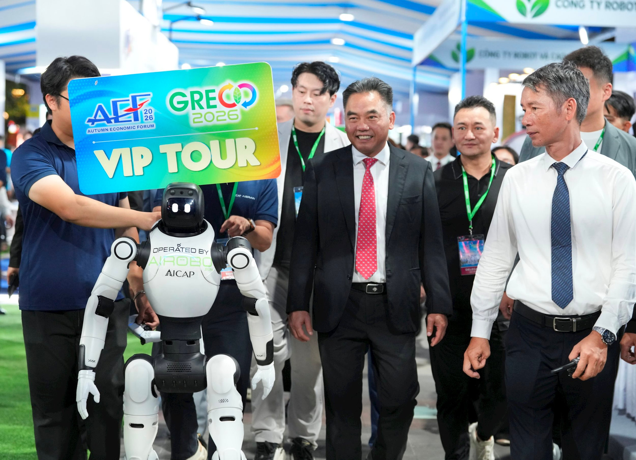 ong-nguyen-loc-ha-pho-ctubnd-tphcm-tham-quan-cac-gian-hang-cung-robot-aicap.jpeg