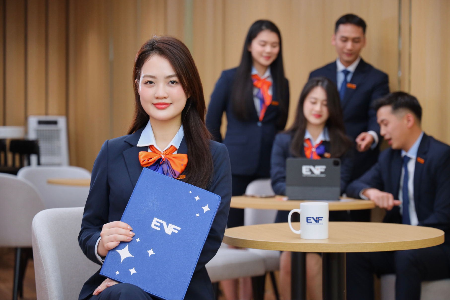 Nhân viên EVF tại văn phòng