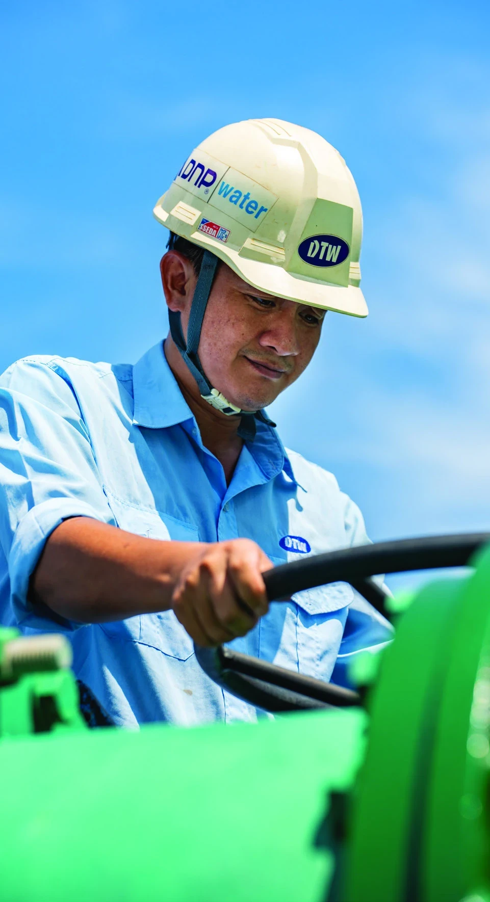 Nhân viên vận hành thiết bị tại nhà máy nước