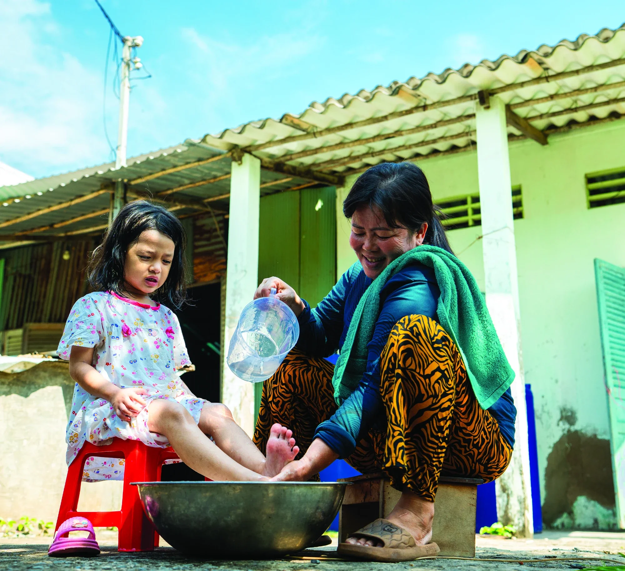 Chị Nguyễn Ngọc Loan chăm sóc cháu ngoại với nước sinh hoạt