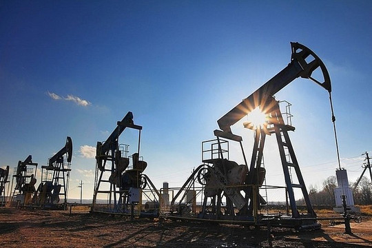 Giá dầu thế giới tăng trên nền dự báo nhu cầu giảm