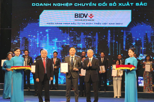 BIDV nhận giải  thưởng  ngân hàng chuyển đổi số xuất sắc 2021