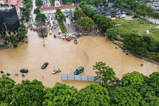 Giải pháp nào cho "điệp khúc" mưa là ngập ở Hà Nội