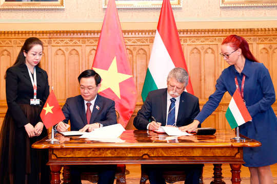  Quốc hội Việt Nam và Quốc hội Hungary ký thoả thuận hợp tác