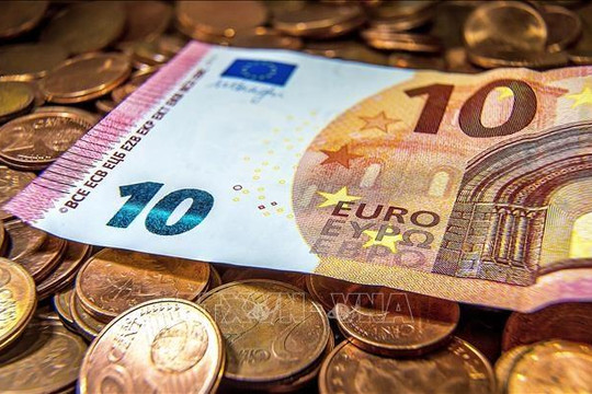 Châu Âu tăng giá khí đốt, đồng euro chạm mức thấp nhất trong 20 năm