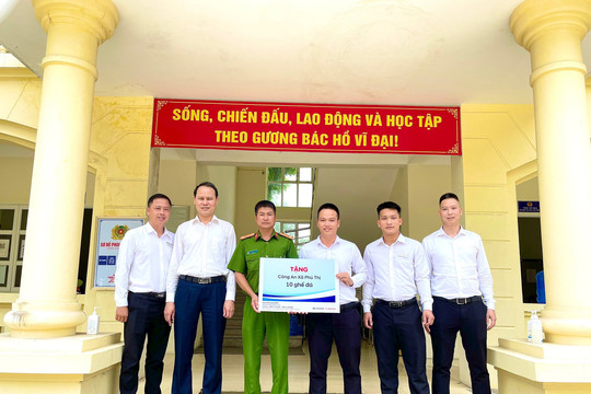  Hyundai Long Biên trao tặng ghế đá cho Công an xã Phú Thị