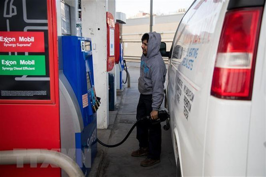 Giá xăng tại Mỹ lần đầu chạm dưới ngưỡng 4 USD/gallon kể từ tháng 3