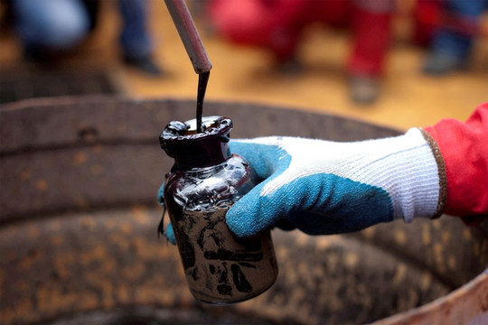 Giá dầu thô giảm mạnh, “xóa sạch” mức tăng trong hai ngày qua