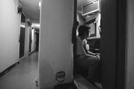 Cuộc sống trong những "căn hộ hộp diêm" chật hẹp nhất ở Hồng Kông