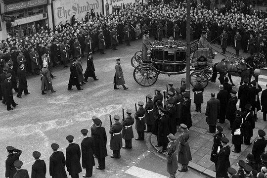 "Diện mạo" của nước Anh vào thế kỷ trước khi một vị quốc vương băng hà: Thế chiến vừa kết thúc, đám đông đổ về trung tâm London, công chúa vội vã trở về kế vị