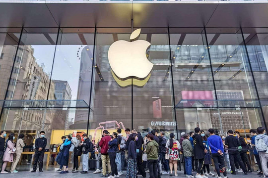 Đám đông xếp hàng dài mua iPhone dần biến mất, liệu sản phẩm của Apple có đang trở nên kém hấp dẫn? 